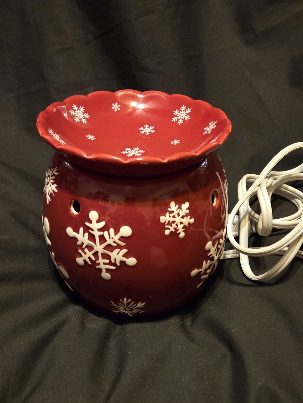 Scentsy Snowflake Red (New warmer tray) Works!